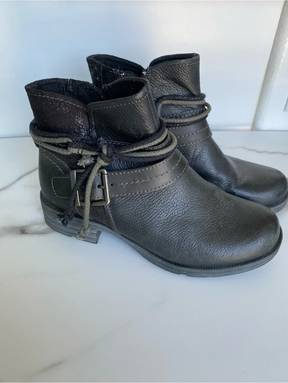 Earth Origins black leather ankle booties womens size 9